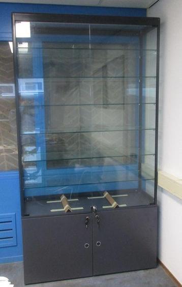 Glazenvitrine met 6 glazen schappen B120 x D40 x H221cm, beschikbaar voor biedingen