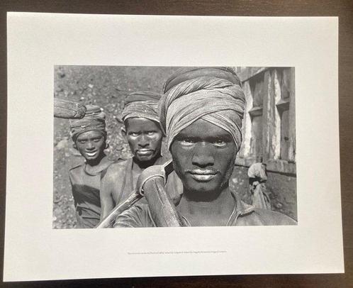 Sebastião Salgado - Coal mines of Dahnbad, Bihar, India, Antiek en Kunst, Kunst | Schilderijen | Modern