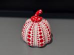 Yayoi Kusama (after) - sculptuur, Dots Obsession Pumpkin Red