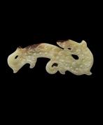 Oud-Chinees Hanger met silhouet van een draak in celadon, Antiek en Kunst