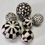 Decoratief ornament (6) - Bollen met zwart-wit inlegwerk -