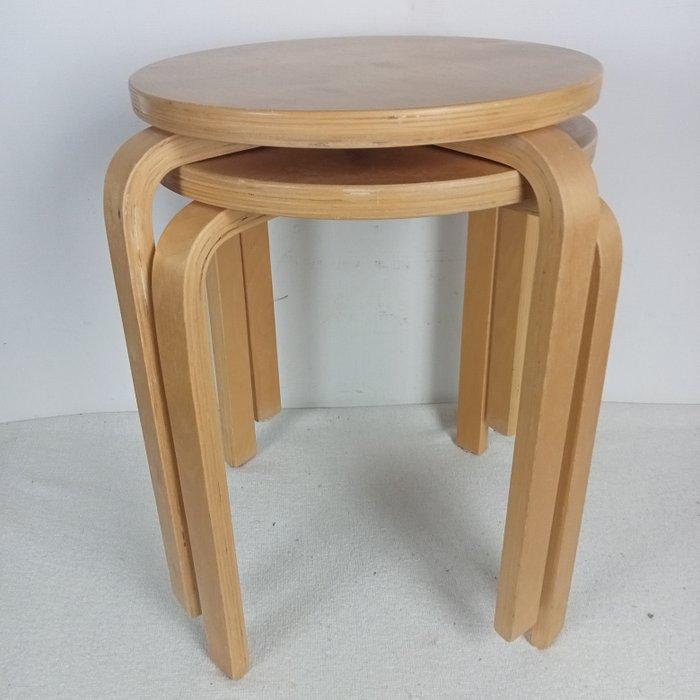 IKEA - Kruk (2) - Frosta - Multiplex berk - Twee stapelbaar, Antiek en Kunst, Antiek | Meubels | Stoelen en Sofa's
