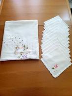 (1) Tafelkleed en (12) handdoeken Handgeborduurd, Katoen. -