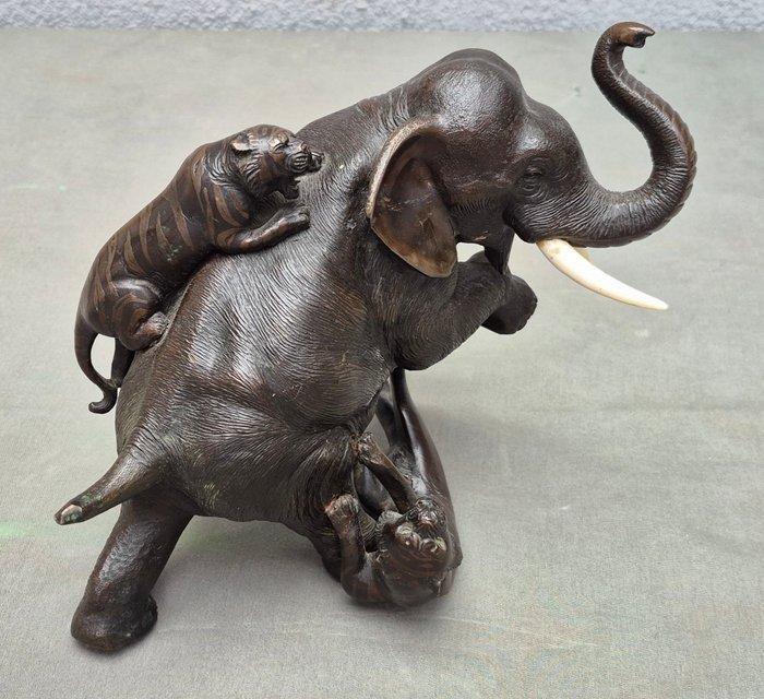 Olifant vechtend met tijgers - Statue Bronze - Signed Seiya, Antiek en Kunst, Antiek | Overige Antiek