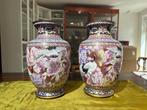 Een paar cloisonné vazen gepaint met reigers -  -