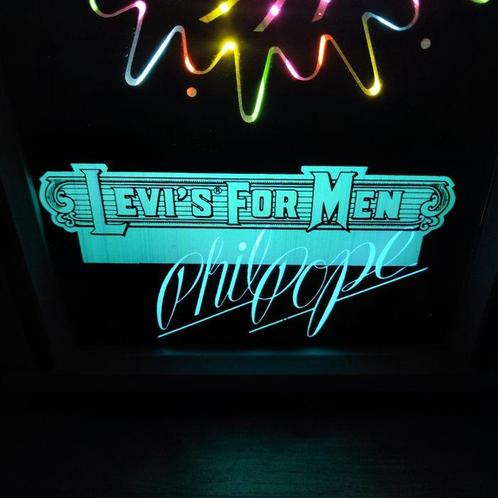 Levi Strauss - Neonlichtbord - Plastic, Plexiglas, Antiek en Kunst, Antiek | Wandborden en Tegels