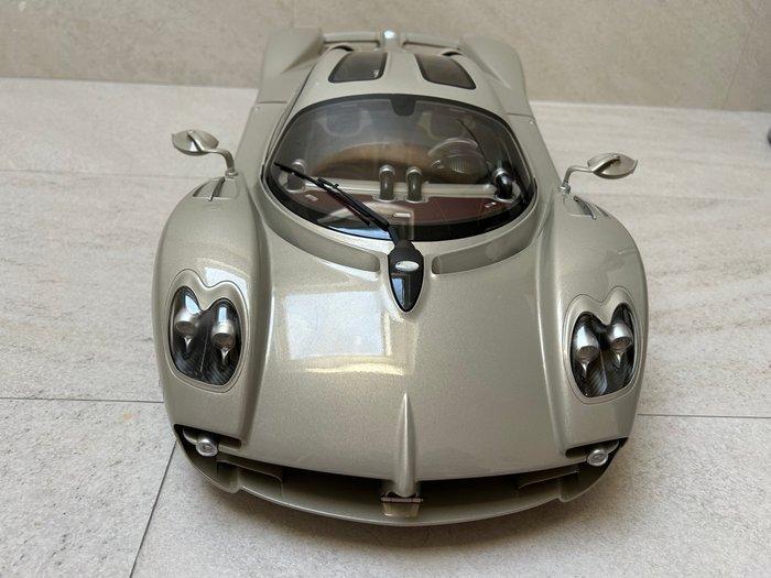 Pocher 1:8 - Modelauto - Pagani Utopia, Hobby en Vrije tijd, Modelauto's | 1:5 tot 1:12