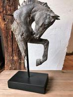 sculptuur, Paard op voetstuk - 43 cm - Polystone/ Resin, Antiek en Kunst