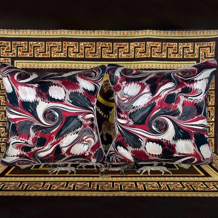 Jean-Paul Gaultier Nieuwe set van twee - Kussen, Antiek en Kunst, Antiek | Tapijten, Tafelkleden en Textiel