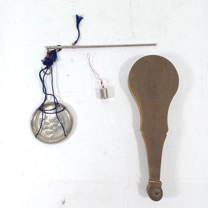 Verzameling van 4 antieke Japanse draagbare balkweegschalen, Antiek en Kunst, Antiek | Overige Antiek