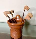 Lote compuesto por cinco pipas antiguas de barro tallado -