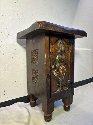Armoire - Ancien petit meuble en bois foncé avec décoration