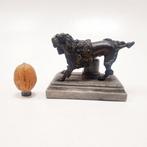 Sculpture, Bronze de Vienne Caniche toiletté lion sur un, Antiquités & Art