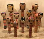 Twaalf decoratieve vintage kokeshi-poppen van verschillend, Antiek en Kunst