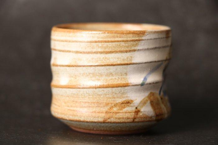 Traditionele Japanse sakebeker met botanisch ontwerp -, Antiek en Kunst, Antiek | Overige Antiek