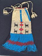 Leren tasje met glaskralenbeslag in de vitrinekast - Kralen