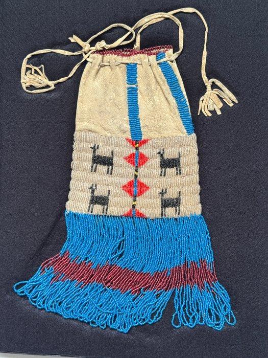 Leren tasje met glaskralenbeslag in de vitrinekast - Kralen, Antiek en Kunst, Kunst | Niet-Westerse kunst