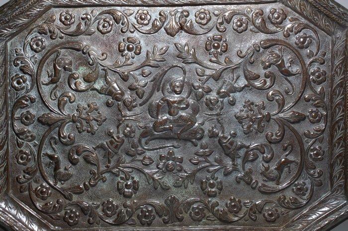 Mooi en zwaar plateau dat Shiva voorstelt, zittend op een, Antiek en Kunst, Kunst | Niet-Westerse kunst