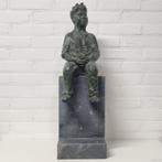 Marijke Drost (1938) - Sculpture, Zittende man - 66 cm -