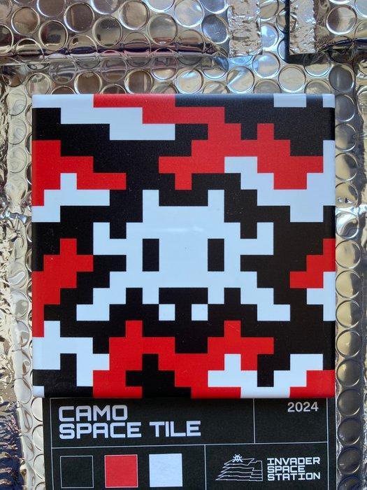 Invader (1969) - Camo Space Tiles (Space Station) Red White, Antiek en Kunst, Kunst | Designobjecten