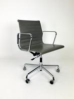 Vitra - Charles Eames - Stoel - EA118 - Aluminium, Leder, Antiek en Kunst