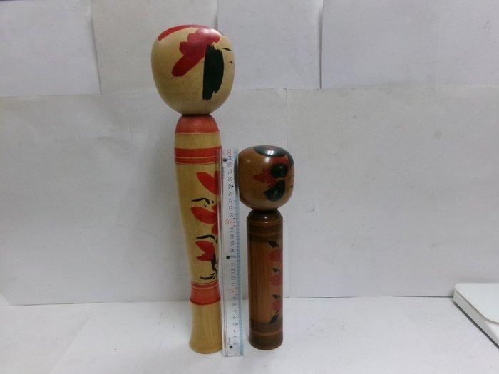 Hout - Twee grote Japanse kokeshi-poppen, waarvan er één is, Antiek en Kunst, Antiek | Overige Antiek