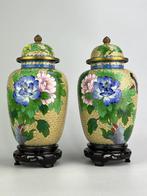 Jingfa/Zijin Cheng - dekselvaas (2) - Brons, Hout, Emaille -, Antiek en Kunst