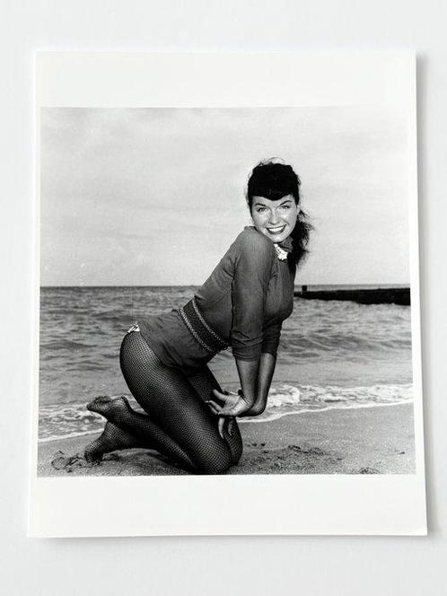 Bunny Yeager (1929-2014) - Pin-Up Bettie Page in Key, Antiek en Kunst, Kunst | Schilderijen | Modern