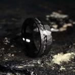 TUNGSTEN RING met meteoriet-inlegstukken. Met de hand