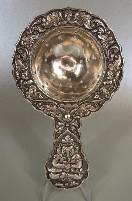 Theezeef met Ganescha (!) en lotusbloemen. - Theezeef - .800, Antiek en Kunst, Antiek | Zilver en Goud