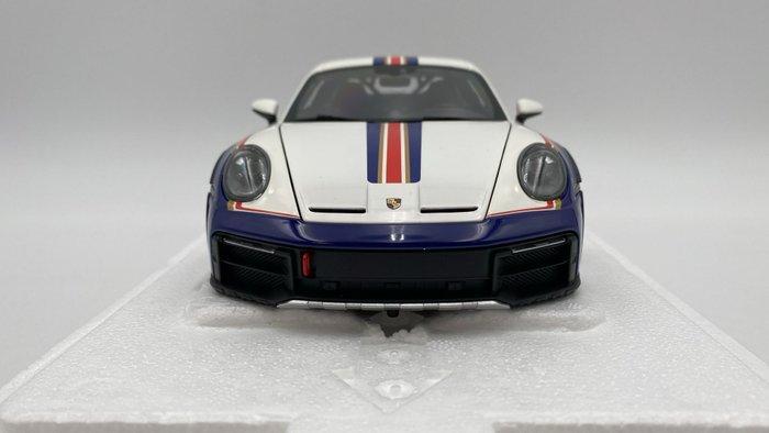 Minichamps 1:18 - Modelauto - Porsche 911 Dakar 2022, Hobby en Vrije tijd, Modelauto's | 1:5 tot 1:12