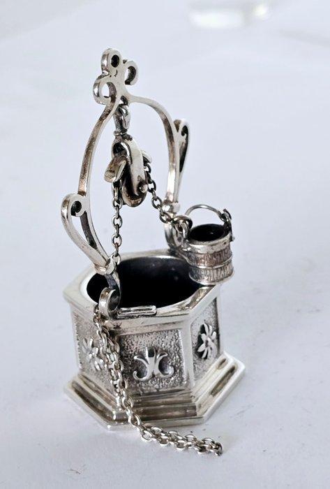 medusa oro - Figurine miniature - Waterput met emmer -, Antiek en Kunst, Antiek | Zilver en Goud
