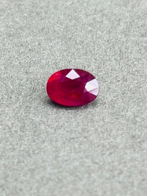 1 pcs  Robijn  - 0.83 ct - Gemological Institute of America, Handtassen en Accessoires, Edelstenen