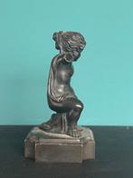 Beeldje - Knielende putto - Brons, Antiquités & Art, Antiquités | Céramique & Poterie