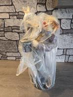 Jun Asilo - Jun Asilo - Statue, Clown met hoed en duif