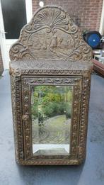 Antieke latoen koper spiegelkastje rijk gedecoreerd Hollands