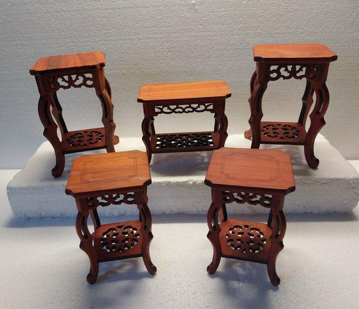 Tafel - Hout, 5 bewerkte hardhouten tafeltjes, displays ,, Antiek en Kunst, Antiek | Overige Antiek