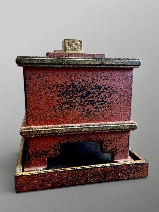 Twee vierkante dekselschalen met schaal - Negoro-nuri-stijl, Antiek en Kunst, Antiek | Overige Antiek