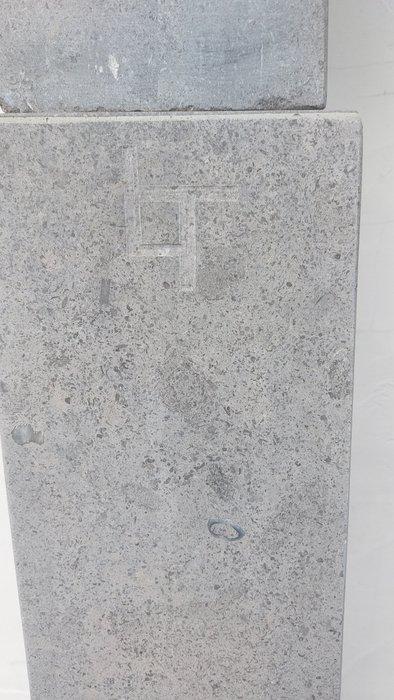 Sculptuuur voor buiten, Obelisk - 2.14 m - Steen, Antiek en Kunst, Curiosa en Brocante