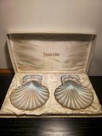 Figuur - Paar geëmailleerde metalen schelpen uit circa 1960