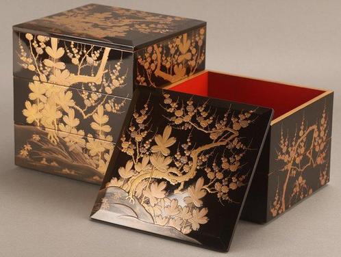 Zeer fijne jubako met ume en jonge dennenbomen maki-e, Antiek en Kunst, Antiek | Overige Antiek