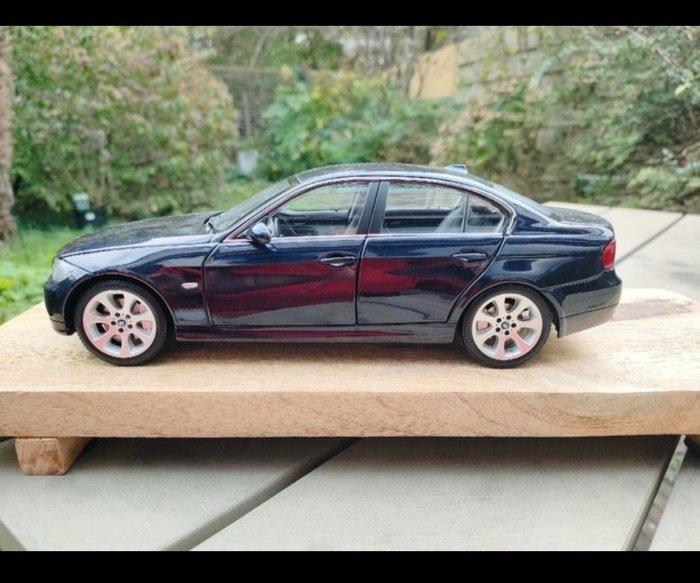 Kyosho 1:18 - Modelauto - BMW 330i - E90 - 2005 - Serie 3, Hobby en Vrije tijd, Modelauto's | 1:5 tot 1:12