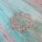 Een zeer decoratief, met de hand gesneden dressoir uit