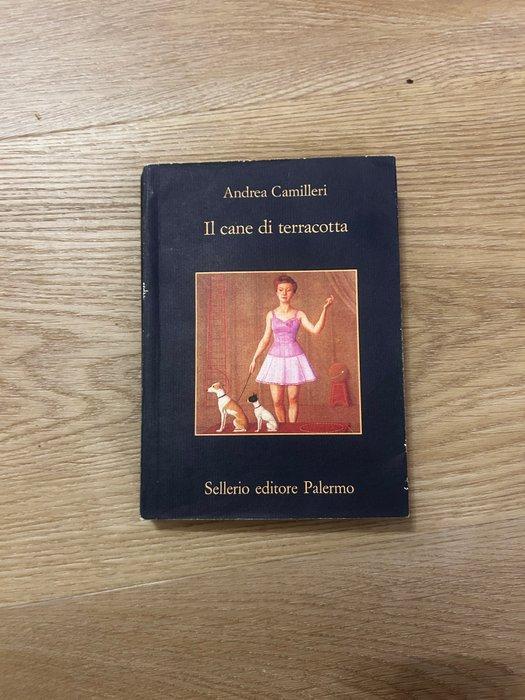Signed; Andrea Camilleri - Il cane di terracotta - 1999, Antiek en Kunst, Antiek | Boeken en Manuscripten