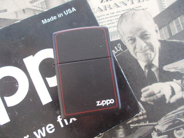 Zippo XV 1999 Black Matte with Red Border new unfired -, Verzamelen, Rookartikelen, Aanstekers en Luciferdoosjes