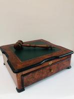 Kist (2) - Wortelnotenhout - Veilingmeestersblok