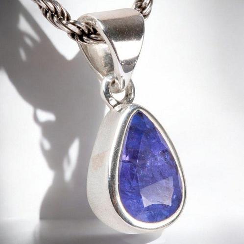 La tanzanite est une pierre précieuse extrêmement rare,, Verzamelen, Mineralen en Fossielen