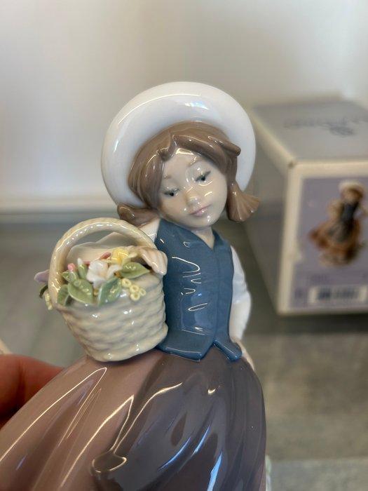 Lladró - Jose Puche - Beeldje, Sweet Scent - Linda con cesta, Antiek en Kunst, Antiek | Glaswerk en Kristal