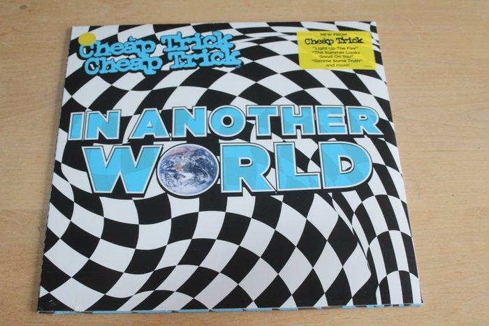 Cheap Trick - In Another World + Backstage Passes + Guitar, CD & DVD, Vinyles Singles