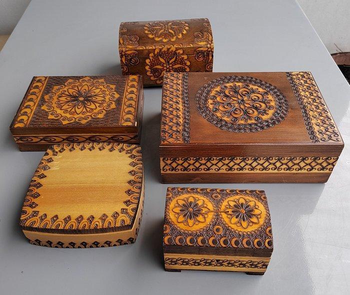 Boîte - Lot de boîtes et coffrets artisanaux en bois gravé –, Antiquités & Art, Curiosités & Brocante